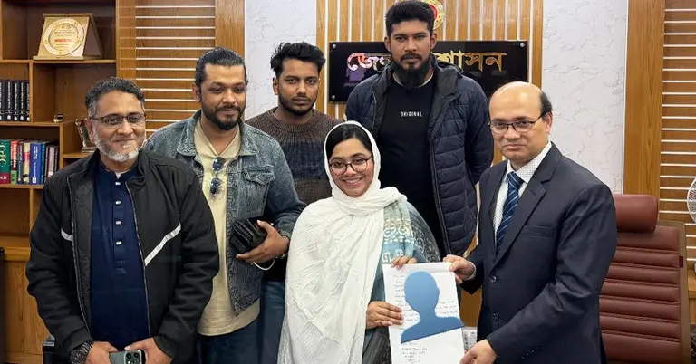 মনোনয়ন প্রত্যাহারের আবেদন জমা দিচ্ছেন ‍মিতু